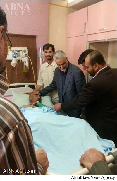 اللواء قاسم سليماني في المستشفي متفقداً جرحي الحشد الشعبي